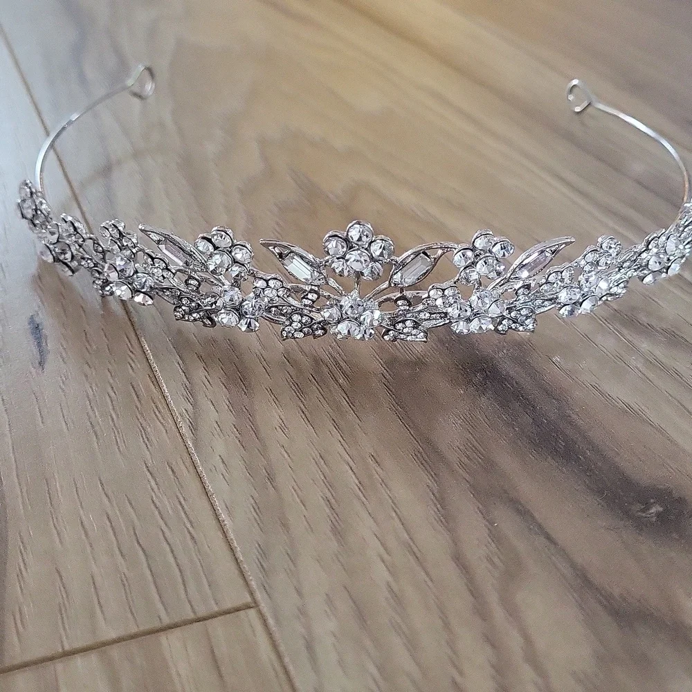 Wedding crown and veil - Picture 9 of 9